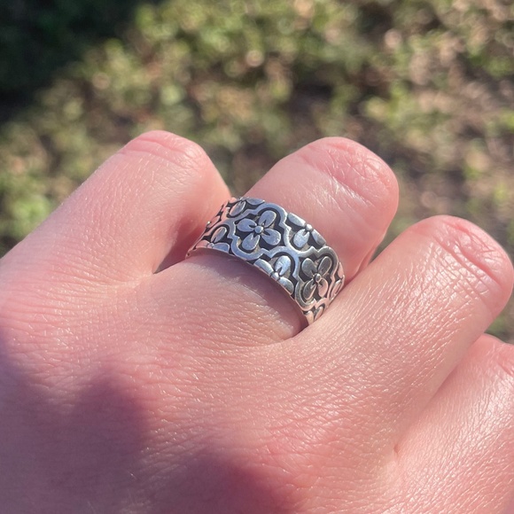 Retired James Avery Valencia Flower Ring - Picture 1 of 3